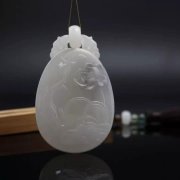玉因人贵，人因玉雅