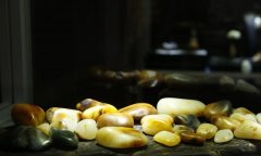 和田籽料不符合这几个特点，99%是假的